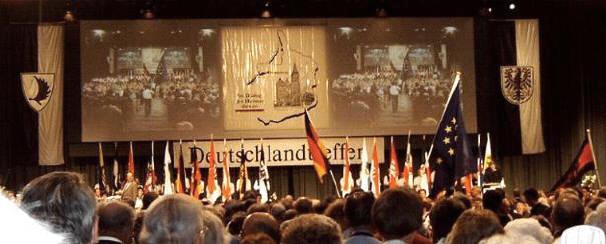 Der Einzug der Fahnen in die Deutschlandhalle - Blick auf die Bühne vor Beginn der Großkundgebung - Zur Vergrößerung Bild anklicken!