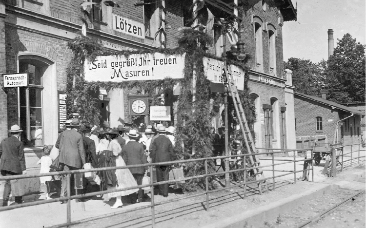 Auf dem Lötzener Bahnhof herzlich willkommen geheißen: Masuren, die aus dem Reich zur Abstimmung angereist sind Auf dem Lötzener Bahnhof herzlich willkommen geheißen: Masuren, die aus dem Reich zur Abstimmung angereist sind