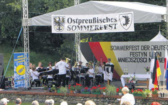Die Landsmannschaft Ostpreueßen veranstalte am 26. Juni 2010 ihr ostpreußisches Sommerfest im Freilichtmuseum Hohenstein. Das Jugendblasorchester Bautzen unter der Leitung von Matthias Hauschild begeisterte die rund 1.100 Gäste.