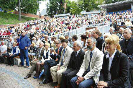 Im Amphitheater am Allensteiner Schloss: Stephan Grigat auf dem Sommerfest. - Bild: Edyta Gładkowska