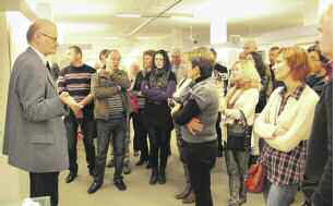 ührung durch das Museum Stadt Königsberg (oben): Museumsleiter Lorenz Grimoni (l.) und Übersetzer Andrej Portnjagin (3.v.l.) erklären einem interessierten Publikum die Konzeption der Exponate der Ausstellung.