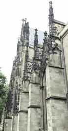 Eine der ältesten Kirchen der Deutschen Ordensritter: Seitenschiff der Salvatorkirche (r.)