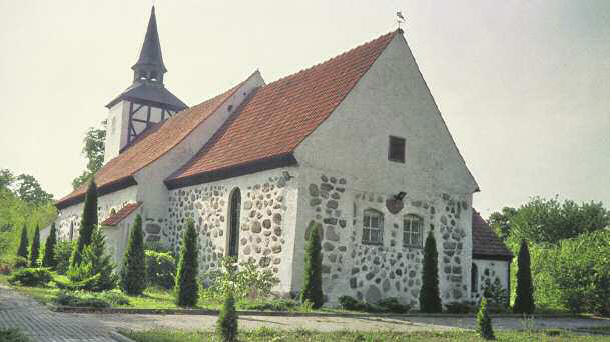 Gemeinsam gepflegtes Kulturgut: Die Kirche von Heiligenwalde. Gemeinsam gepflegtes Kulturgut: Die Kirche von Heiligenwalde.
