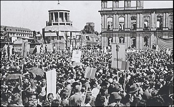 5. August 1950: Verkündung der Charta der deutschen Heimatvertriebenen vor dem Stuttgarter Schloss.