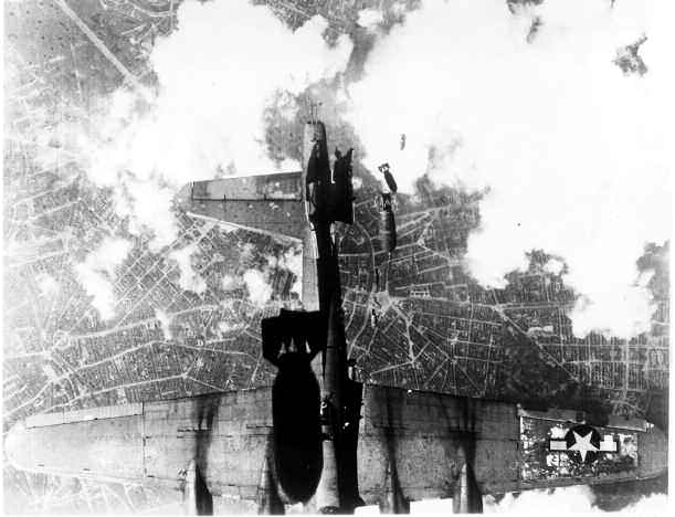 Unter Eigenbeschuss (friendly fire) geraten: Eine US-amerikanische Boeing B-17 �Flying Fortress� am 19. Mai 1944 �ber Berlin