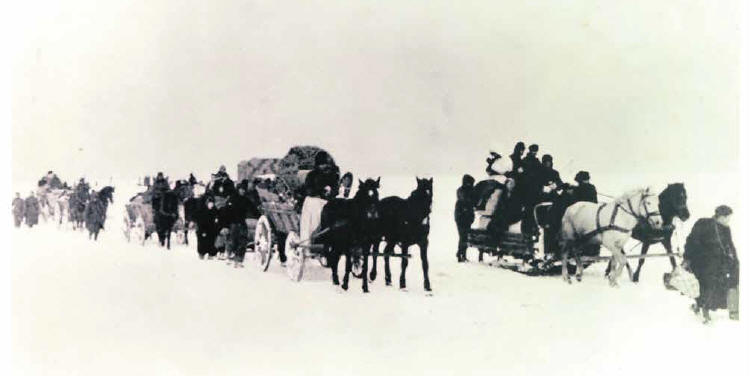 Auf der Flucht aus Ostpreu�en: Frauen, Kinder und alte M�nner waren gezwungen, sich �ber das zugefrorene Haff zu qu�len