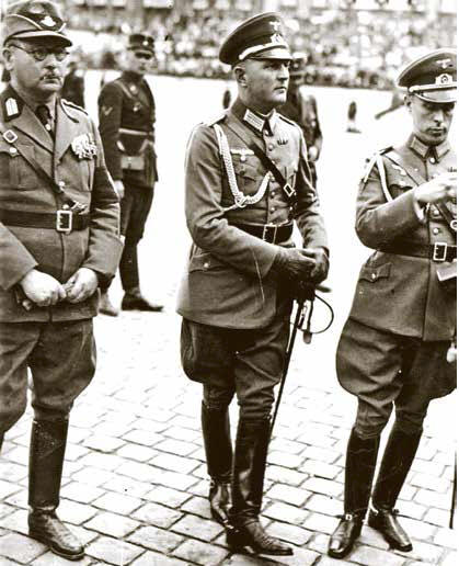 Friedrich Ho�bach (M.) als Hitlers Adjutant 1934: Territorialrevisionismus mit Ziel der Wiederherstellung des 1806 aufgel�sten Reiches.