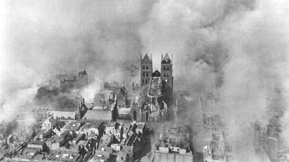 Nach der Bombardierung in der Nacht vom 28. auf den 29. M�rz 1942: Das Viertel um die L�becker Marienkirche