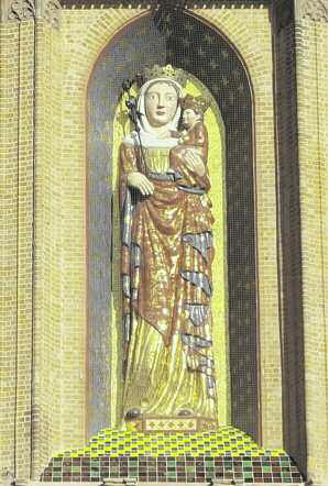 Ziert die weltgr��te Backsteinburg: Madonna mit dem Kinde