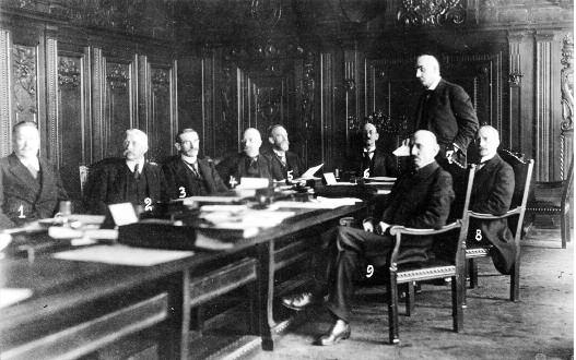 Paul Hirschs Kabinett nach dem Zusammentritt der verfassungsgebenden Landesversammlung: Zehnhoff (1), S�dekum (2, SPD), Fischbeck (3), Haenisch (4, SPD), Heine (5, SPD), Hirsch (6, SPD), Stegerwald (7, Zentrum), Braun (8, SPD) und Oeser (9, DDP)