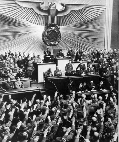 Statt im gewohnten Braun nun im milit�rischen Feldgrau: Adolf Hitler h�lt im Reichstag am 1.9.1939 seine Rede (f�r weitere Infos Bild anklicken!)