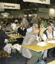 Foto: Die Heimat lebendig halten: Erinnerungsaustausch auf dem Deutschlandtreffen 2005
