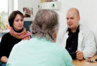 Vorgespräch für den Gesundheitscheck im Vertriebenenprojekt: Projektleiter Dr. Christoph Muhtz (rechts) und seine Kollegin Kathrin Godemann (links). Foto: Michael Ruff