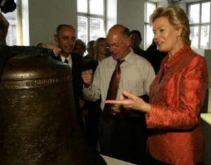 Errika Steinbach vor der Gustlott-Glocke