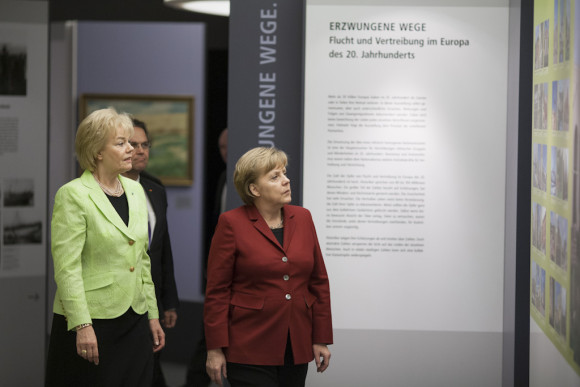 Steinbach und Merkel gehen durch die Ausstellung «Heimatweh»
