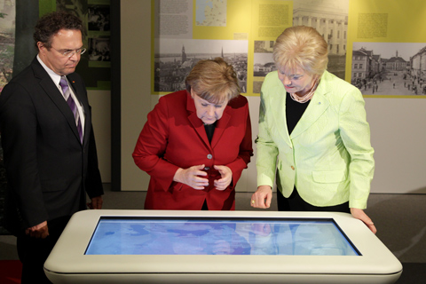 Gang durch die Ausstellung "Heimatweh": Bundeskanzlerin Dr. Angela Merkel, begleitet von Bundesinnenminister Hans-Peter Friedrich und BdV-Präsidentin Erika Steinbach.
