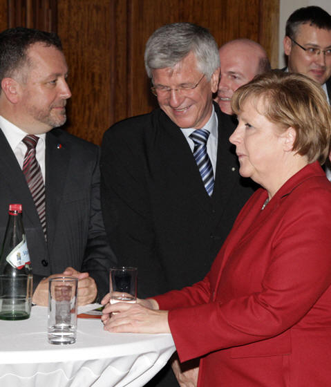 Im Gespräch mit Bundeskanzlerin Dr. Angela Merkel: Bundesvorsitzender Dr. Bernd Fabritius (links) neben dem BdV-Landesvorsitzenden Christian Knauer (Bildmitte).