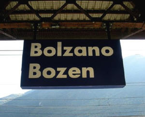 das Bahnhofsschild Bahnsteig 1 Bolzano / Bozen (Südtirol)