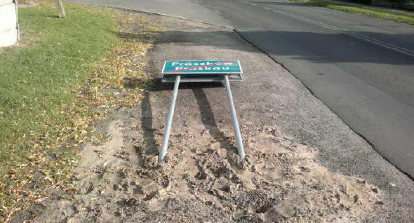 Zweisprachiges Ortsschild in Oberschlesien zerst�rt