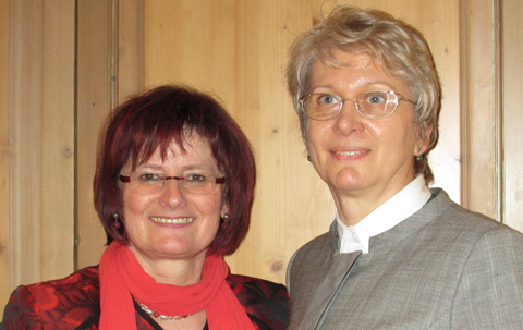 Dialog im Bayerischen Landtag: Christa Naaß, MdL (links) und Herta Daniel. Bildquelle: Brunhilde Reitmeier-Zwick.