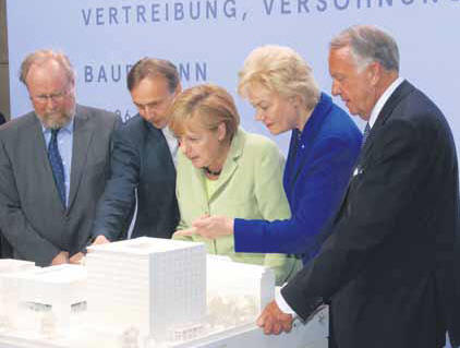 Vor einem Modell des geplanten Dokumentationszentrums im Deutschlandhaus: Bundestagsvizepräsident Wolfgang Thierse, Professor Manfred Kittel, Bundeskanzlerin Angela Merkel, BdV-Präsidentin Erika Steinbach und Kulturstaatsminister Bernd Neumann (v.l.n.r.)