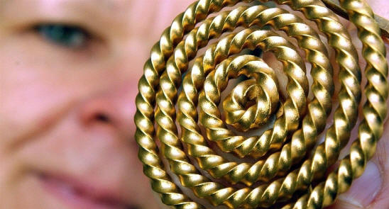 Die Nachbildung einer Brosche des legendären Goldschatzes von Eberswalde – das Original befindet sich in Russland.