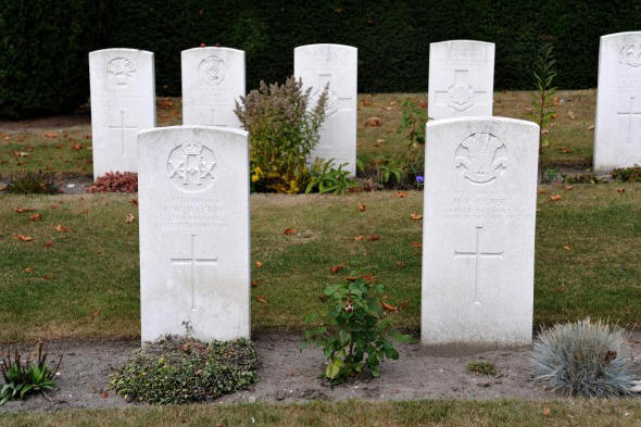 Hunderttausende von toten Soldaten - ob Briten, Belgier, Deutsche und Franzosen - liegen auf Flanderns Feldern. Sie alle starben in einem sinnlosen Krieg, dem Ersten Weltkrieg zwischen 1914 und 1918