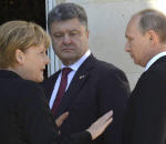 Bundeskanzlerin Angela Merkel mit dem ukrainischen Pr�sidenten Petro Poroschenko und dem russischem Pr�sidenten Wladimir Putin Foto: picture alliance / dpa