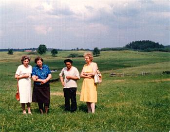 Massengrab in Georgensguth mit 19 oder 21 Toten. Im Januar 1945 wurden hier Dorfbewohner von Russen erschossen. Darunter ist auch der Vater von Erna Schuka (geb. Gerigk). - Georgensguth, 1980
