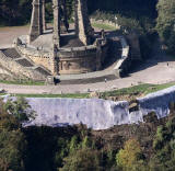 Erstes Zeichen der Sanierung. Die Ringterrasse wurde abgedeckt, um zu verhindern, dass sich dort Flederm�use und V�gel einquartieren. Foto: Edwin Dodd