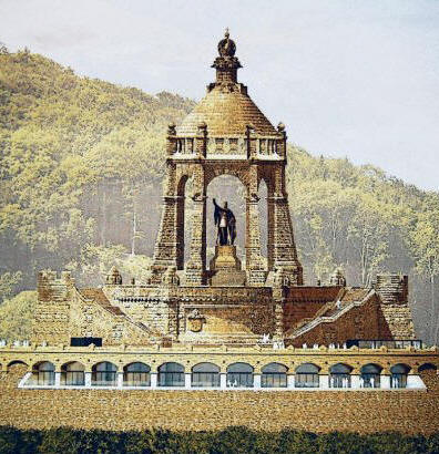 So soll es bald am Kaiser-Wilhelm-Denkmal aussehen: Die Ringterrasse wird wieder komplett aufgebaut und beherbergt einen Gastronomiebetrieb sowie ein Infozentrum. MT- - � Repro: Peter Bastian Architekten BDA