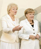 Tag der Heimat: Erika Steinbach, Angela Merkel und L�szl� K�v�r: Ehrung f�r die Kanzlerin Foto: dpa