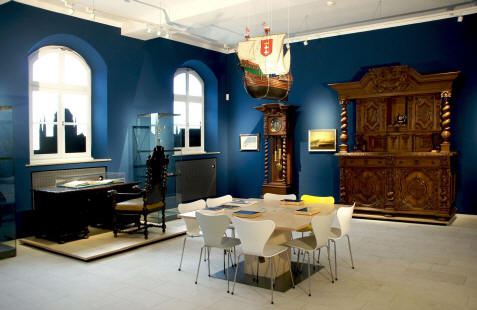 Schiffsrumpf im Museum: Eine zuweilen �berraschende Ausstellungsarchitektur im Westpreu�ischen Landesmuseum -hier ein Blick in das sogenannte "Danzigzimmer"- soll die Begegnungen mit der deutsch-polnischen Kulturregion noch interessanter machen.