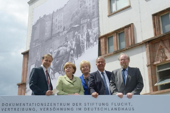 Vor anderthalb Jahren, beim Baubeginn des Dokumentationszentrums der Stiftung Flucht, Vertreibung, Vers�hnung, war die Welt noch in Ordnung: Stiftungsdirektor Manfred Kittel, Bundeskanzlerin Angela Merkel (CDU), die damalige Pr�sidentin des Bundes der Vertriebenen, Erika Steinbach, Kulturstaatsminister Bernd Neumann (CDU) und Bundestagsvizepr�sident Wolfgang Thierse (SPD).