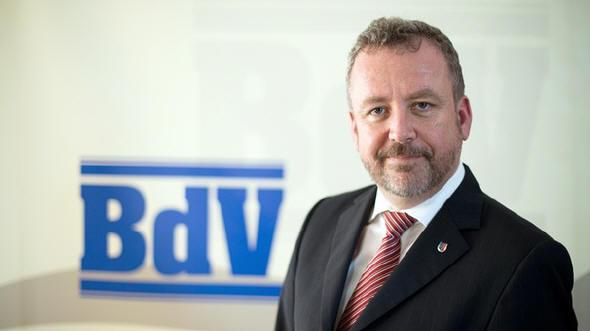 Inwiefern kann die derzeitige Fl�chtlingskrise in ein vorstellbares Verh�ltnis mit vorherigen Krisen gesetzt werden? Bernd Fabritius, Pr�sident des Bundes der Vertriebenen, sieht gravierende Unterschiede zur Nachkriegszeit, bei den traumatischen Erlebnissen aber durchaus Parallelen.