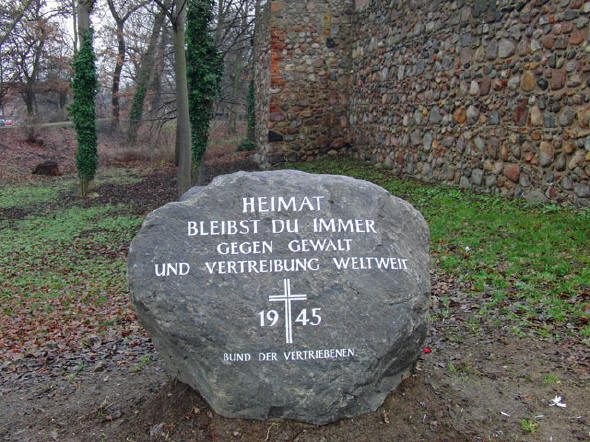 Der Gedenkstein befindet sich an der Stadtmauer bei der Großen Wollweberstrasse. Der Gedenkstein befindet sich an der Stadtmauer bei der Großen Wollweberstrasse.