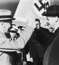 Reichsau�enminister Joachim von Ribbentrop (rechts) vor der Unterzeichnung des Hitler-Stalin-Paktes im Jahr 1939