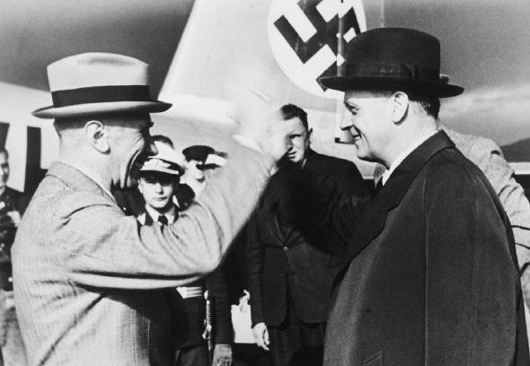 Reichsau�enminister Joachim von Ribbentrop (rechts) vor der Unterzeichnung des Hitler-Stalin-Paktes im Jahr 1939