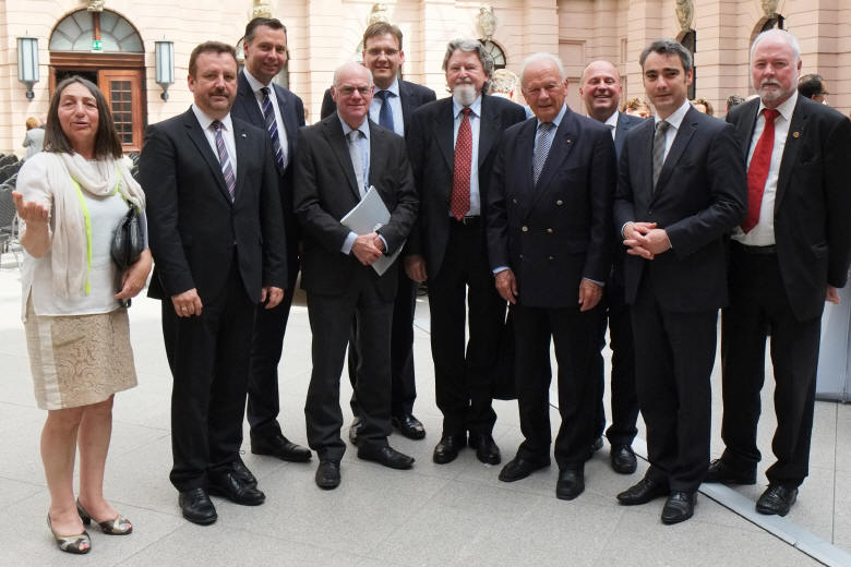 Gruppenfoto mit Bundestagspr�sident (v.l.n.r.): Dr. Maria Werthan, Dr. Bernd Fabritius MdB, Stephan Mayer MdB, Prof. Dr. Norbert Lammert MdB, Steffen H�rtler, Milan Hor�ček, Reinfried Vogler, Hartmut Koschyk MdB, Stephan Rauhut und Albrecht Schl�ger.