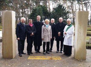 Ostermann, Landrat Dr. Christian Schulze Pellengahr, Maria Pier (Vertriebene aus Schlesien), Harald Dierig (Vorsitzender des Vereins Denkmal Barackenlager Lette e.V.), Pfarrer Carsten Remke und Diakon Arnold Bittner. Fotos: Leon Seyock