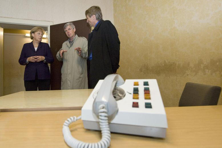 Bundeskanzlerin Angela Merkel (CDU) beim Besuch der Gedenkst�tte im Jahr 2009