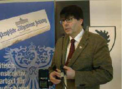 Nahm sich Zeit f�r die Fragen der Landsleute aus NRW; LO-Sprecher Stephan Grigat.