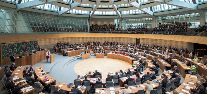 Die Landtagsabgeordneten von Nordrhein-Westfalen wollen nicht mehr auf deutsches Volk schw�ren.