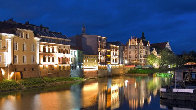 H�user am Ufer der Oder in H�he des Stauwehrs in Opole, dem ehemaligen Oppeln in Oberschlesien, aufgenommen am abend des 05.07.2007. (picture-alliance/ dpa / Forum Marek Maruszak)