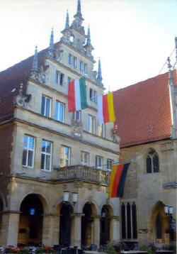 Fahnenschmuck am Rathaus in M�nster zum Tag der Heimat 2016.