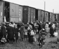 Sudetendeutsche betreten die G�terwaggons, mit denen sie 1946 die Tschechoslowakei verlassen m�ssen. &nbsp; (dpa / CTK)