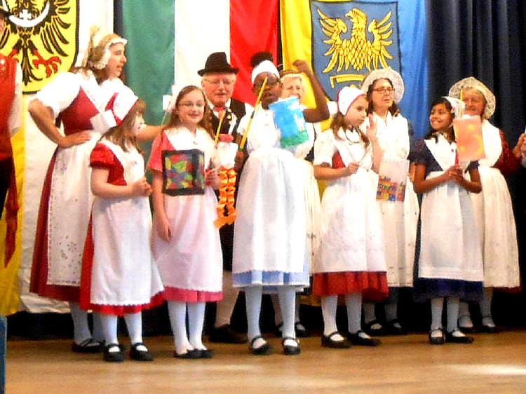 Tanzgruppe: Der Fr�hliche Kreis