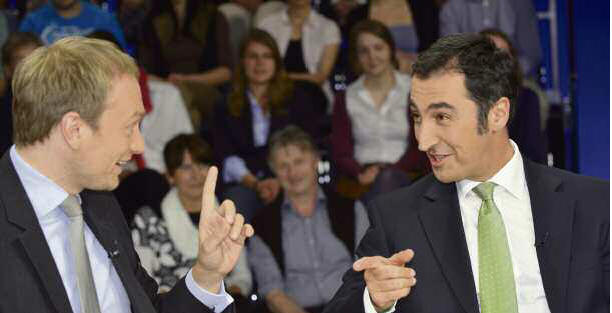 Eingemauerte �Elite�: FDP-Chef Christian Lindner (l.) mit Gr�nen-Spitzenkandidat Cem �zdemir Bild: pa