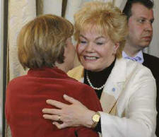 Ein Bild aus besseren Tagen: Mit Erika Steinbachs Austritt verliert Merkels CDU eine langj�hrige konservative Mitstreiterin.