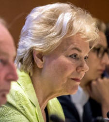 Am Mittwoch sa� die heute parteilose Erika Steinbach (fr�her CDU) in Pforzheim neben dem AfD-Spitzenkandidaten Alexander Gauland und machte Wahlkampf f�r ihn. Im Dlf verteidigte sie die Partei gegen Rassismusvorw�rfe. (dpa-Bildfunk / Sebastian Gollnow)